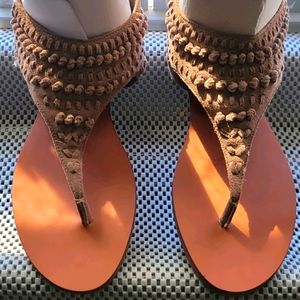 Woman's Vince Camuto Beige Thong Sandals Size 9.5